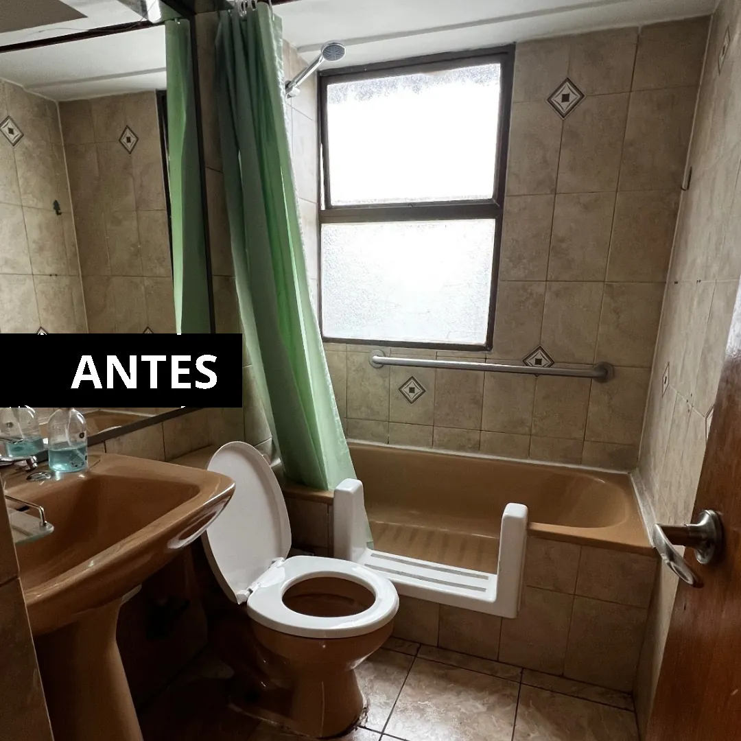 Baño en Carlos Antúnez antes, con revestimiento antiguo