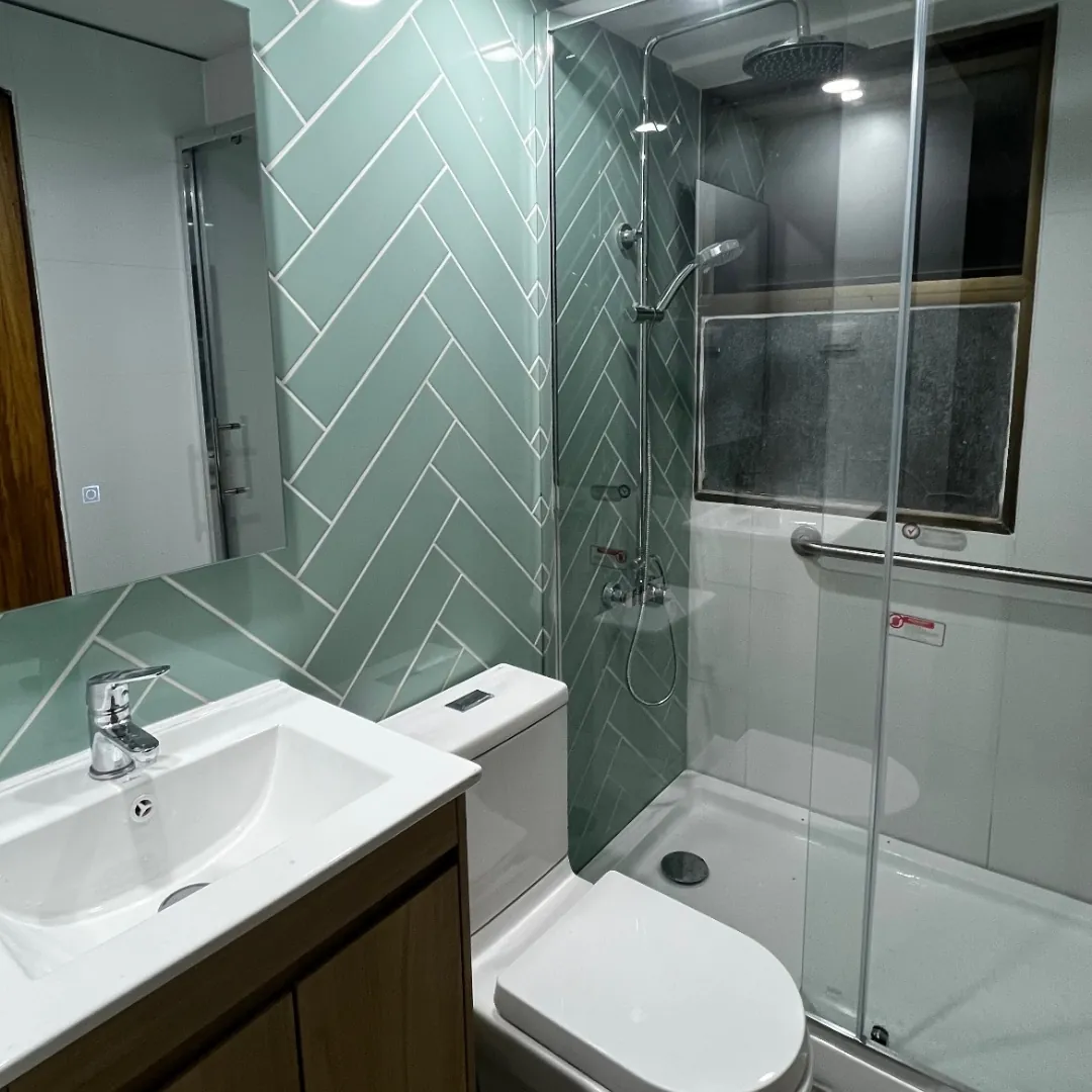 Baño en Carlos Antúnez con cerámica instalada en espiga