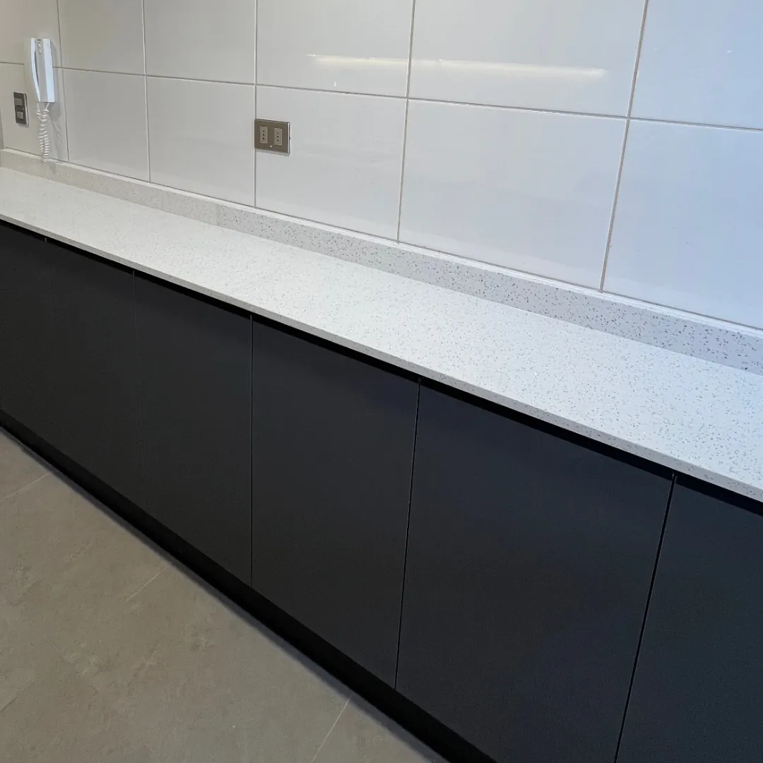 La misma cocina de Cristóbal Colón terminada, con modulado nuevo y cubierta