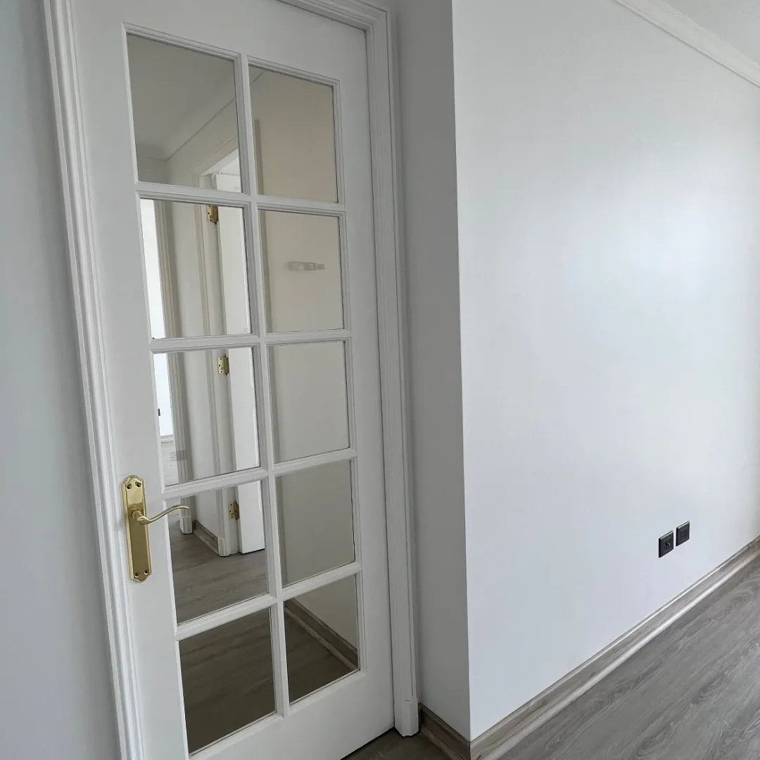 Varas Mena, pintura y piso, después