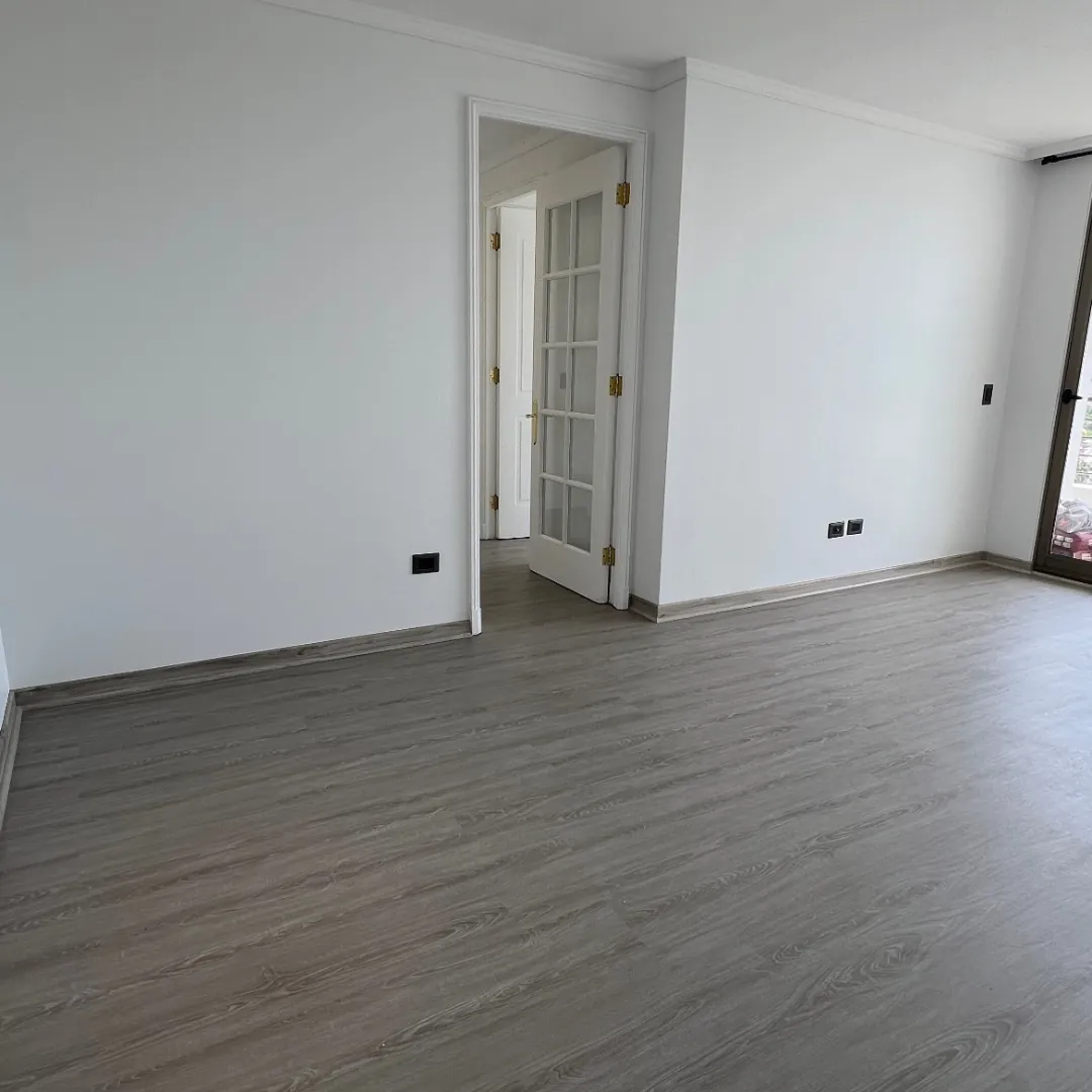 Varas Mena, pintura y piso, después