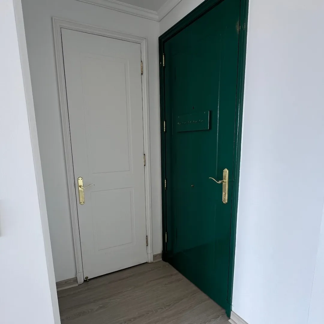 Varas Mena, pintura y piso, después