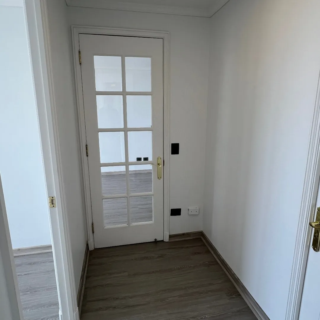 Varas Mena, pintura y piso, después