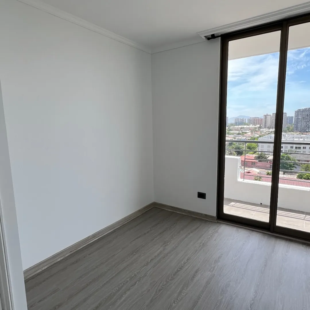 Varas Mena, pintura y piso, después