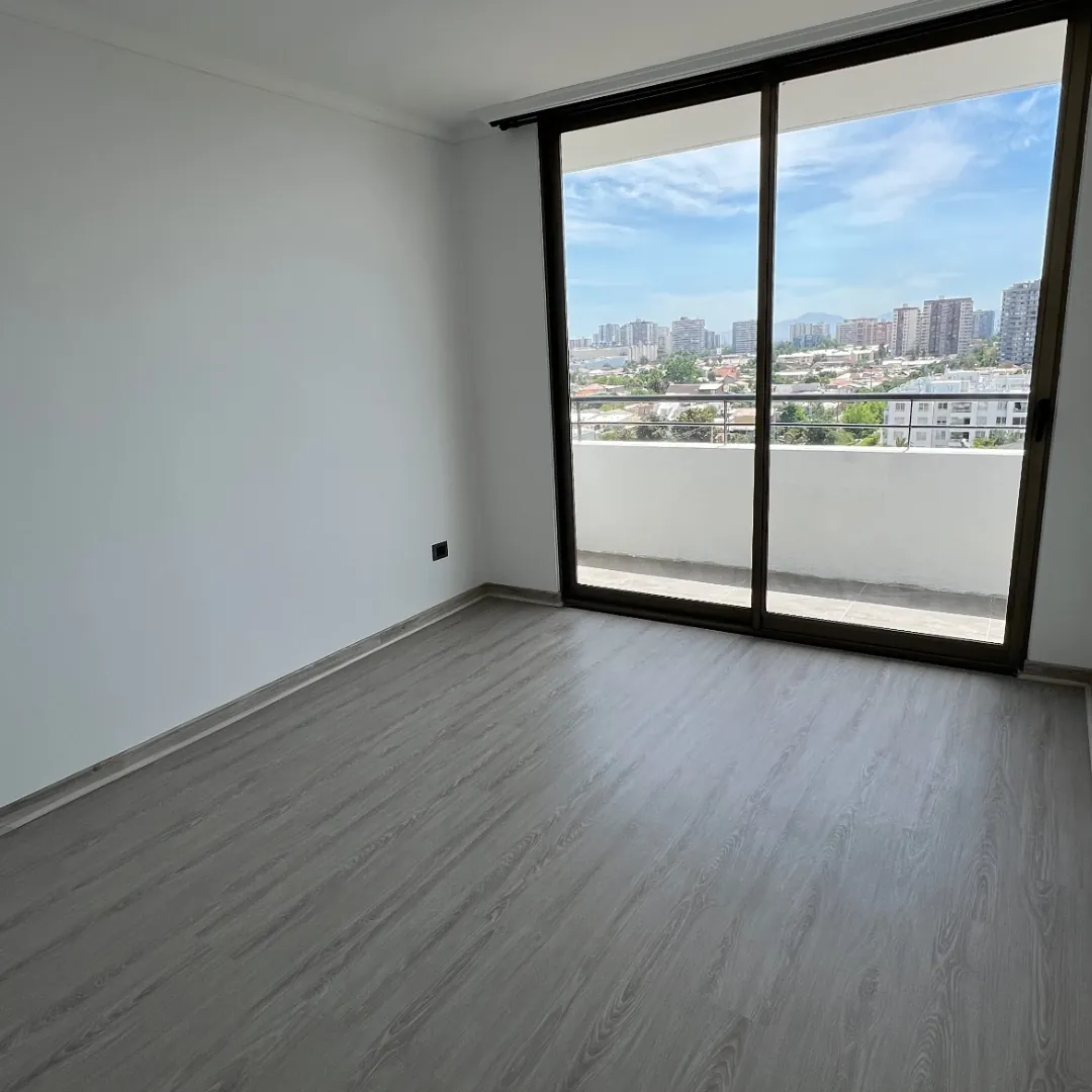 Varas Mena, pintura y piso, después